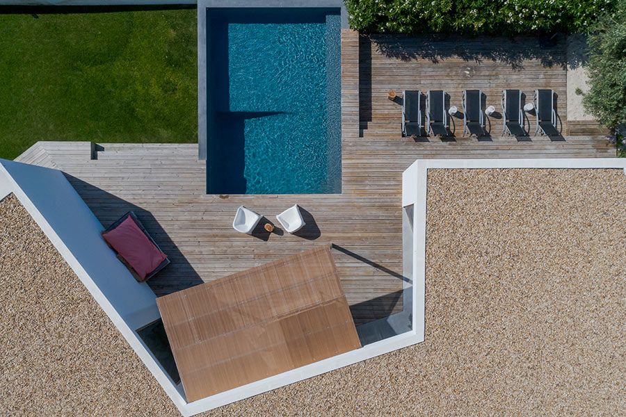 Terrazzo in legno con piscina fuori terra.