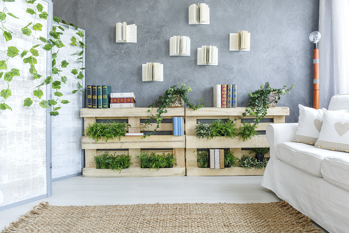 Fioriera decorativa realizzata con pallet in questo soggiorno.