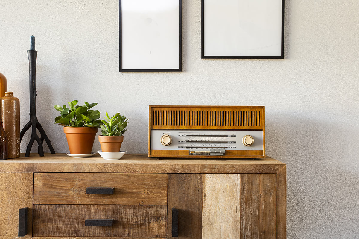 Mobile in legno con vecchia radio vintage.