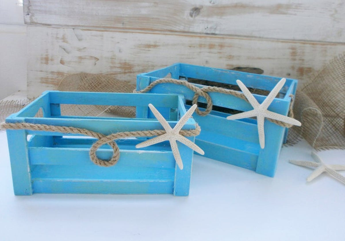 Cassette di legno dipinte di blu con stella di marina, perfetto per decorare casa al mare.