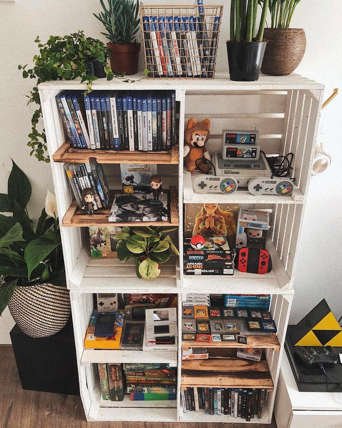 Libreria fai da te porta video games realizzata con cassette di legno.