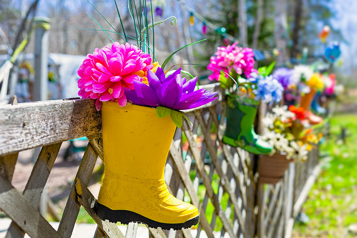 Vecchio stivale da giardino diventa un vaso di fiori originale all'esterno.