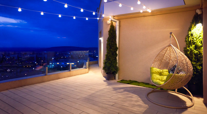 Terrazzo illuminato con lampadine appese ad un filo.