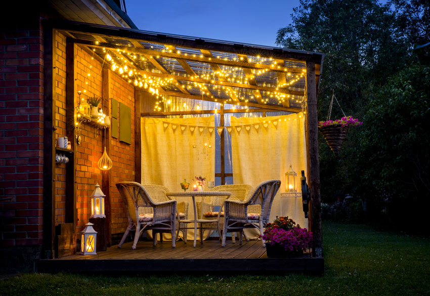 Gazebo illuminato con catene di luci.