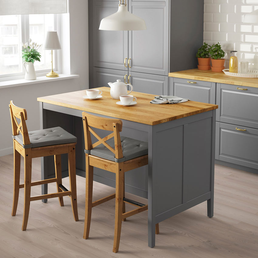 Isola cucina IKEA grigia con top legno chiaro modello TORNVIKEN, 