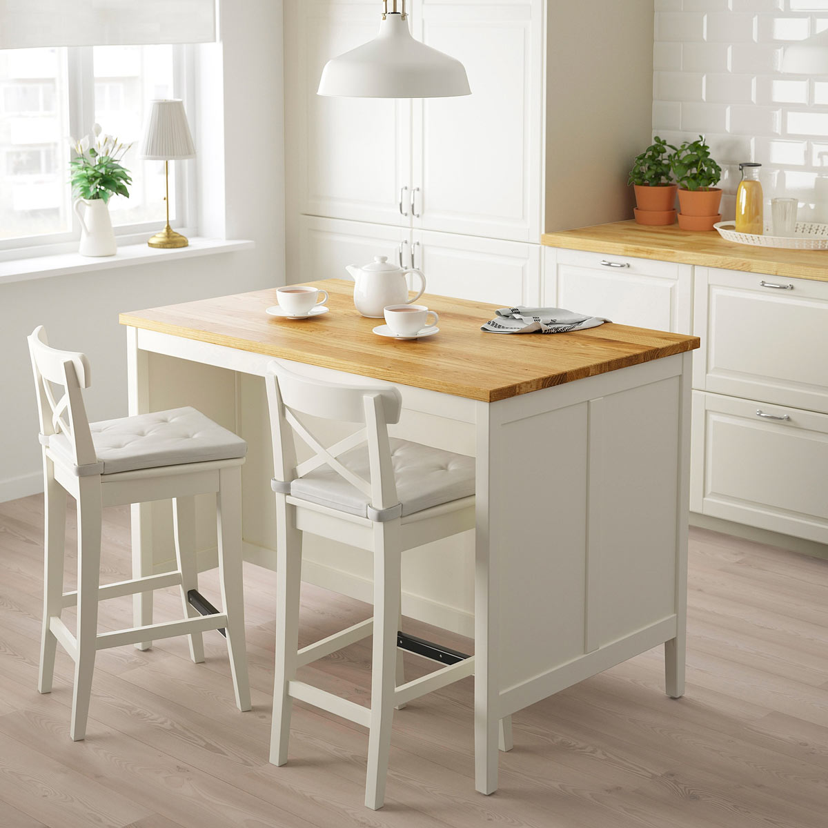 Isola per la cucina color bianco con top legno chiaro modello TORNVIKEN IKEA.