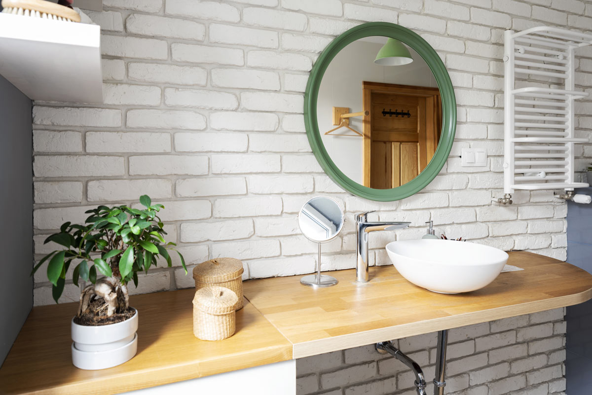 Tavola di legno per lavabo in bagno.