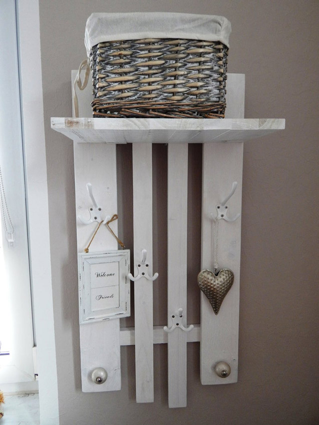 Appendiabiti shabby chic bianco realizzato con pallet.