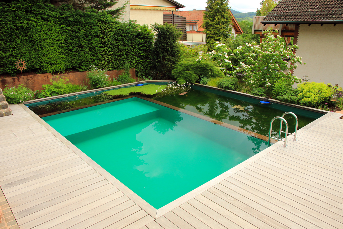 Bellissima piscina design rettangolare con soppalco.