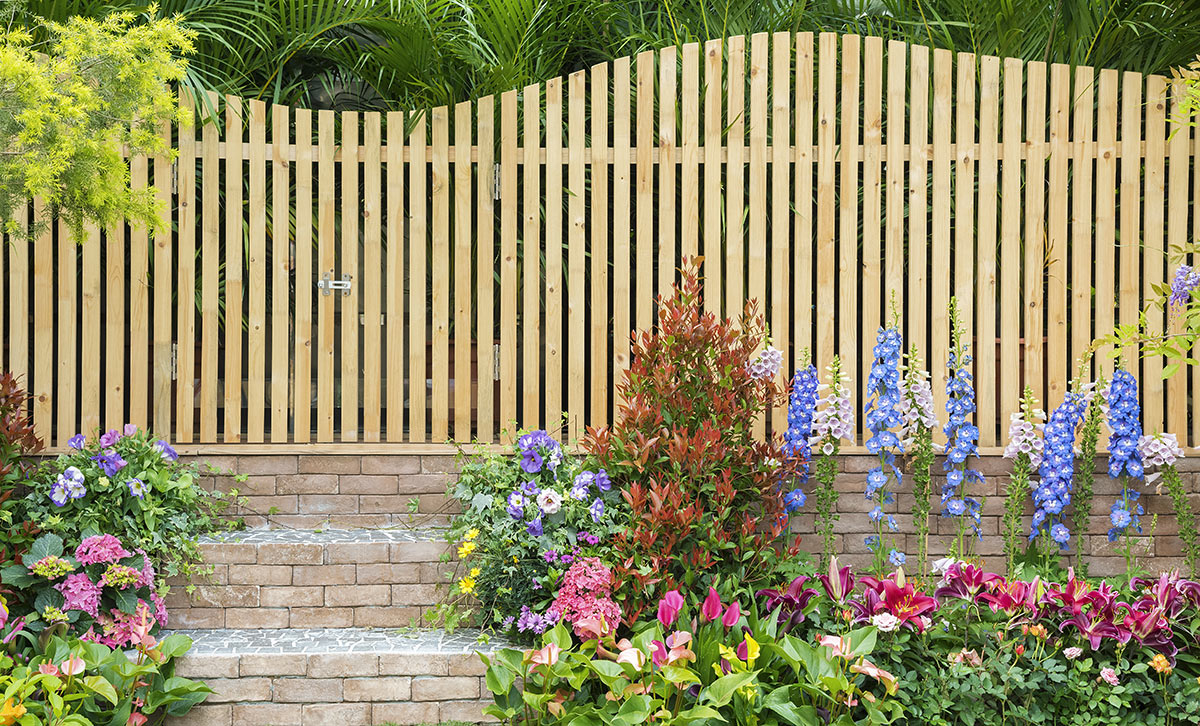 Bellissimo recinto in legno design, bei fiori colorati per decorare il giardino.