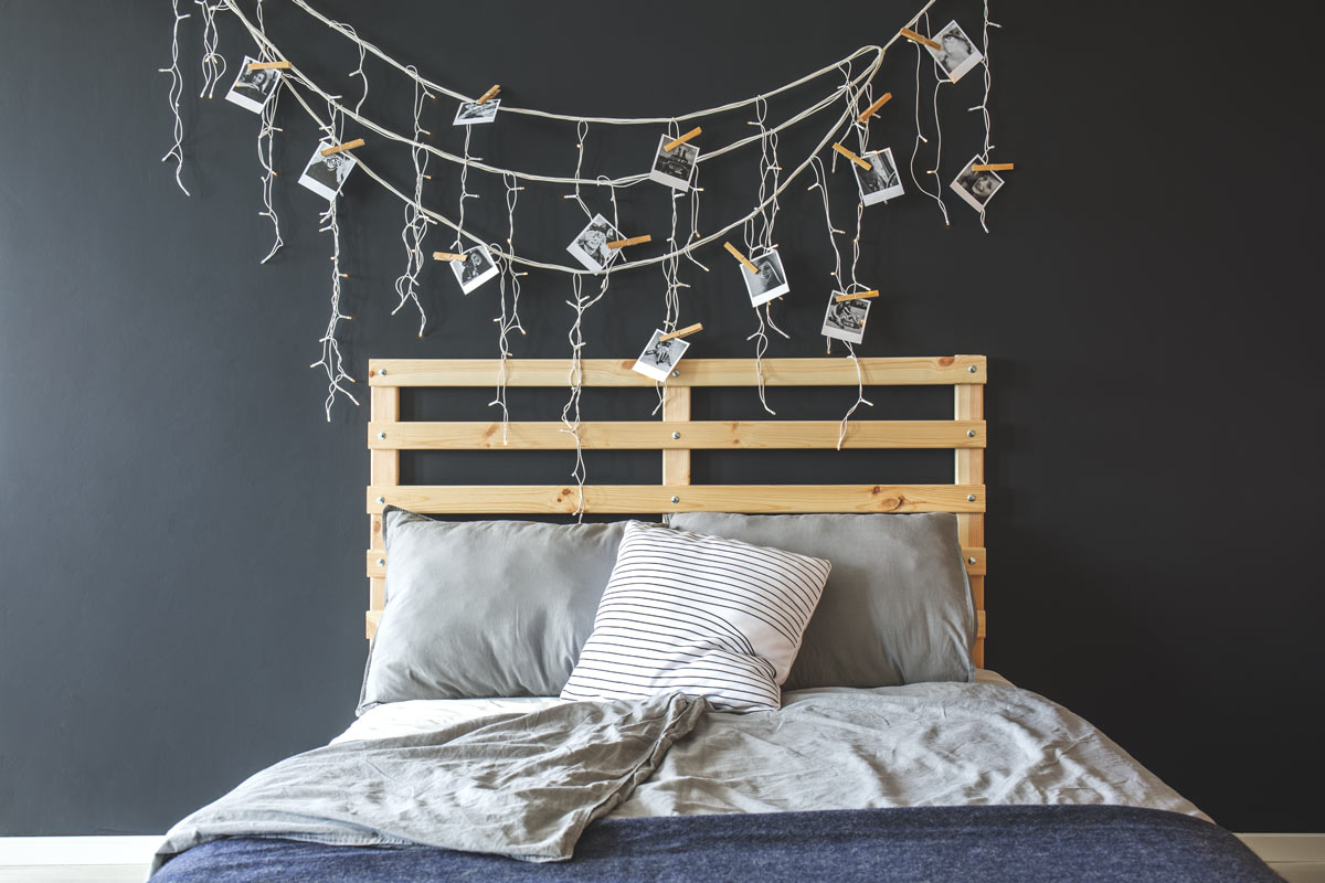 Bella testata letto realizzata con pallet.