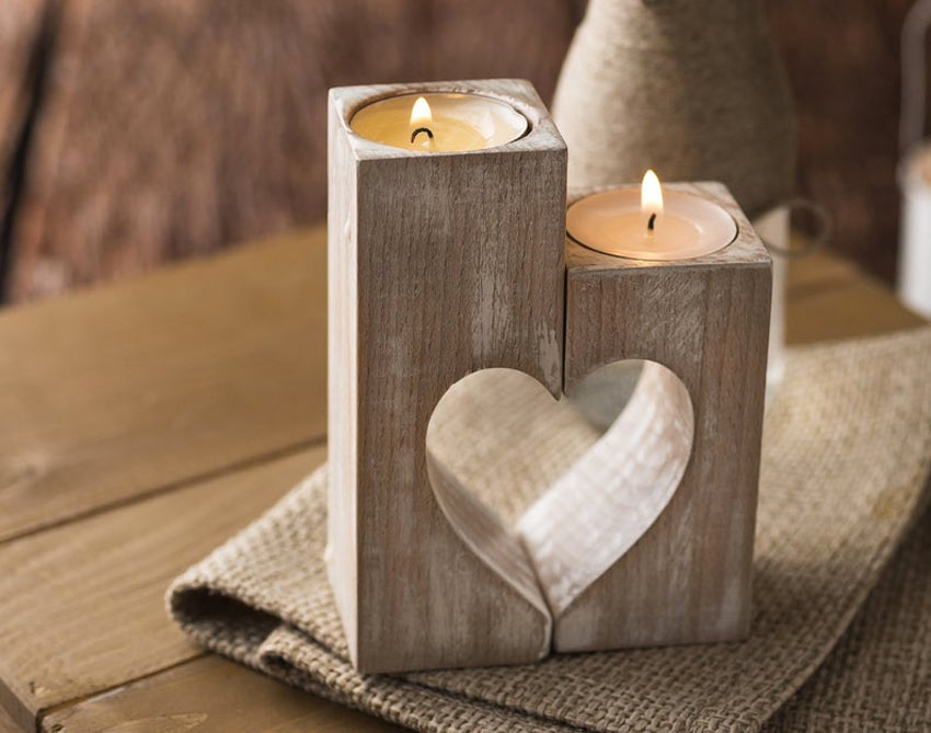 Candeliere originale in legno a forma di cuore.