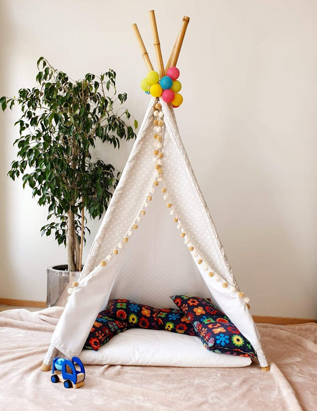 Tenda da indiano fai da te per bambini realizzata con canne di bambù.