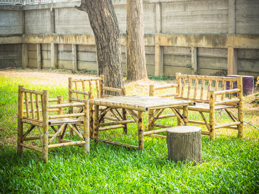 Salotto da giardino fai da te realizzato con canne di bambù.