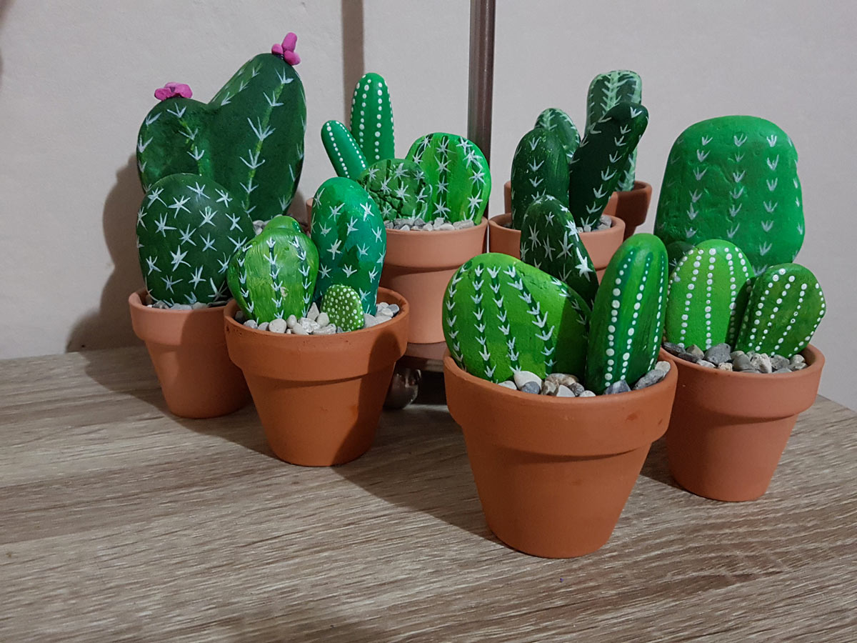 Vasi di terracotta con sassi pittato come cactus.