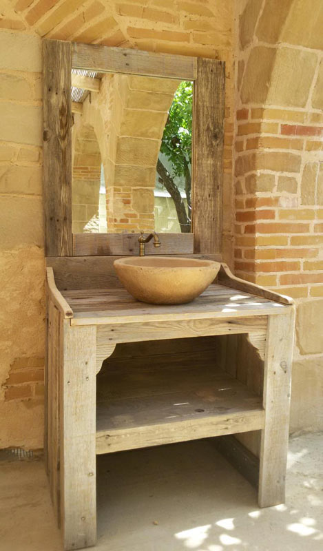 Mobili per il bagno realizzato con bancali di legno.