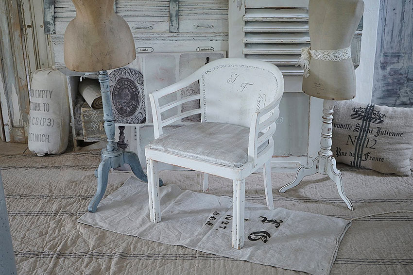 Sedia rinnovata in stile shabby.