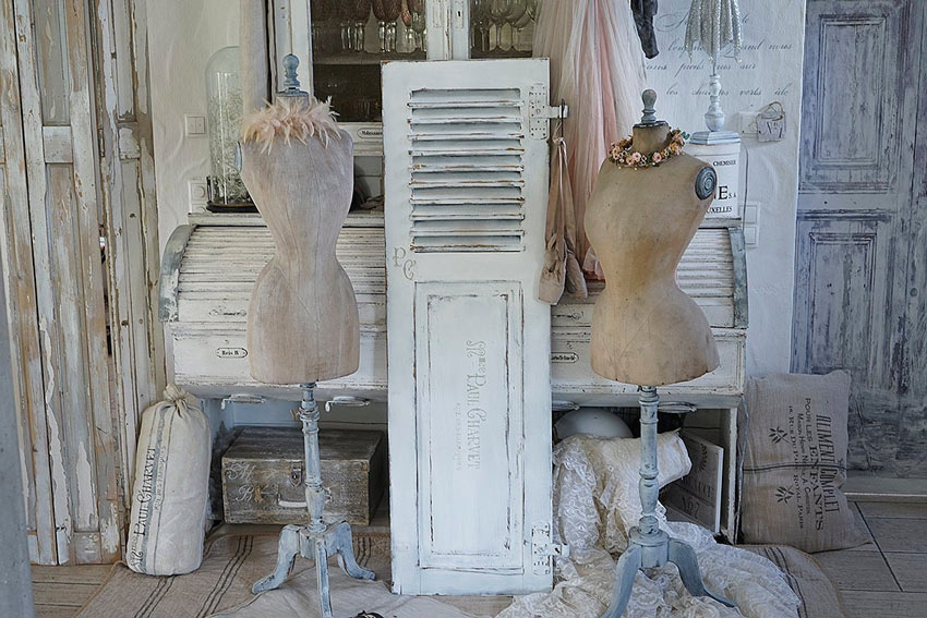 Anta di una persiana pittata stile shabby chic.