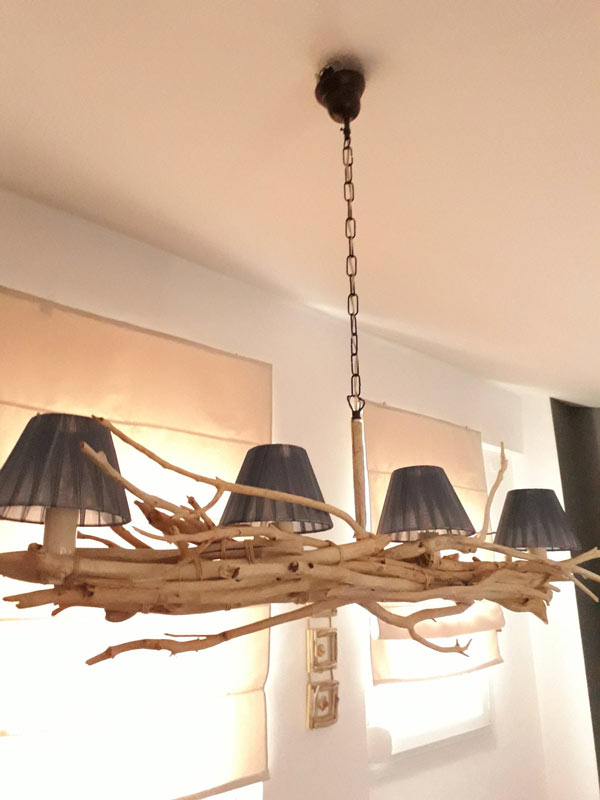 Lampadario realizzato con legno di mare.