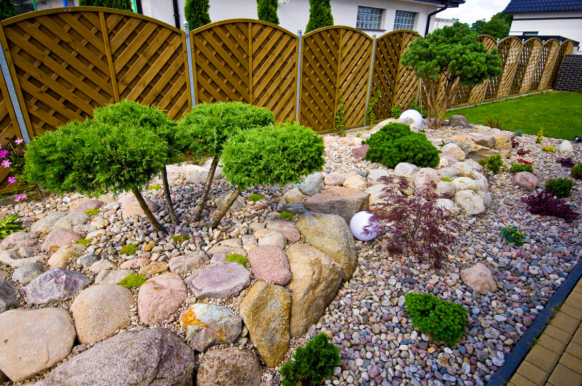 Decorare il giardino con pietra naturale.