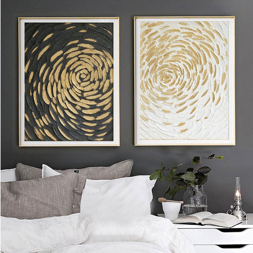 Parete camera da letto grigio scuro con due quadri moderni astratti.