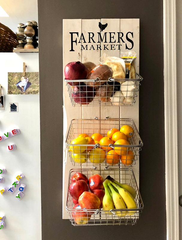 Porta frutta e verdura fai da te con pallet di legno e cesti.