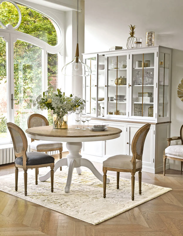 sala da pranzo in stile provenzale con Maisons du Monde