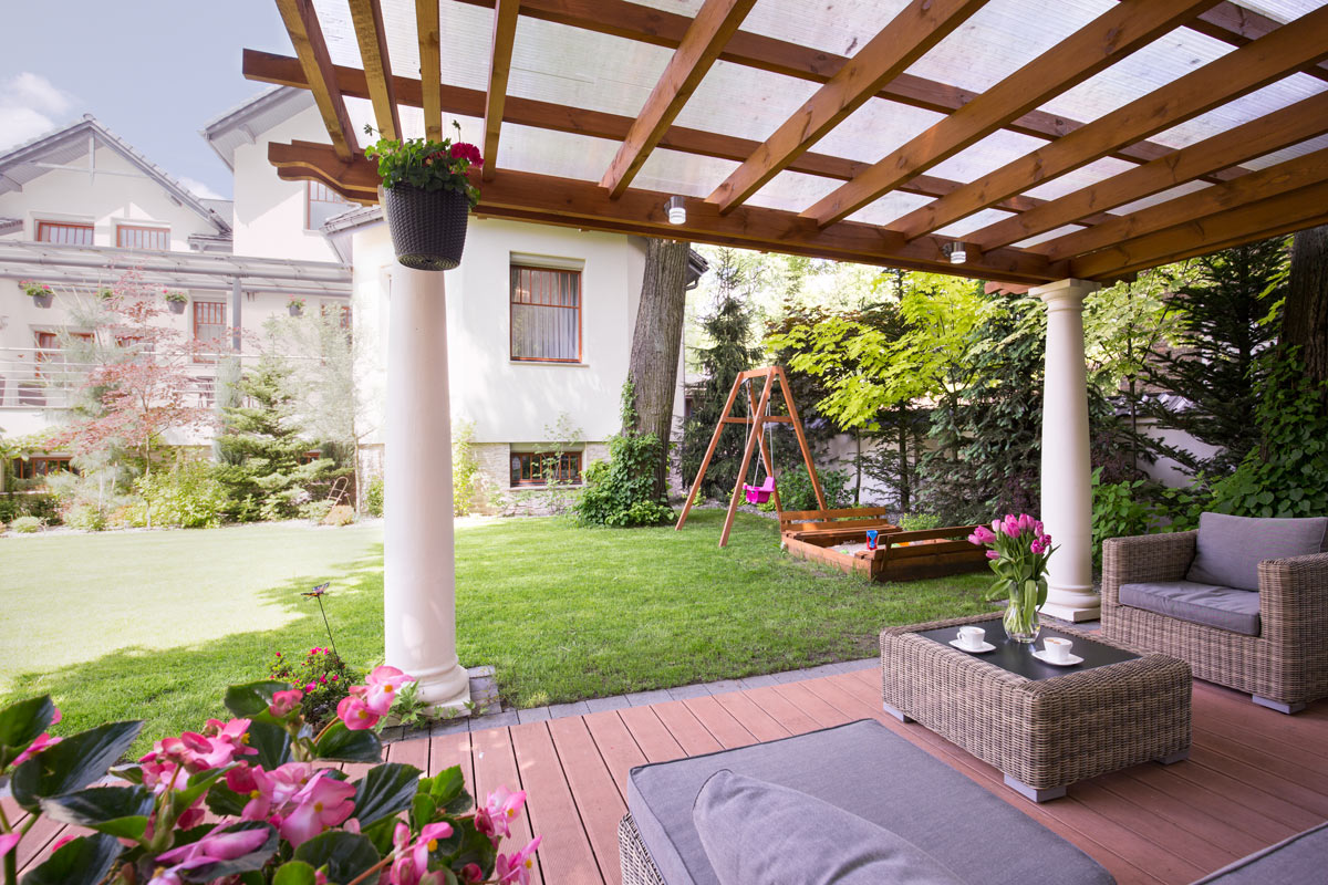 pergola di stile neoclassico che s'accosta al legno