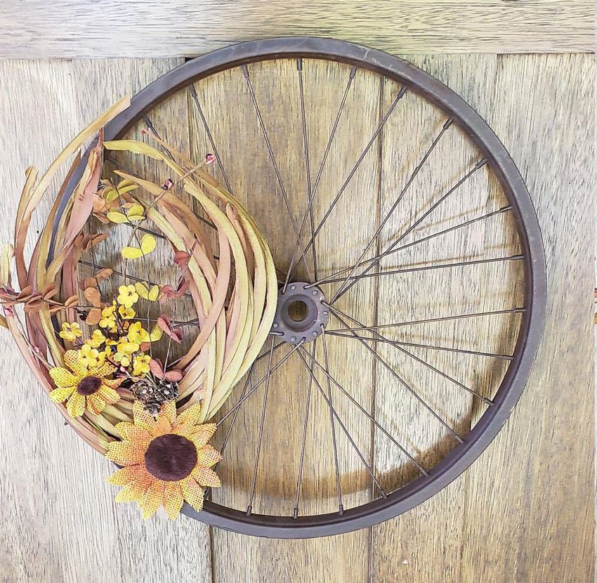 addobbi rustici autunnali con ruota bicicletta.