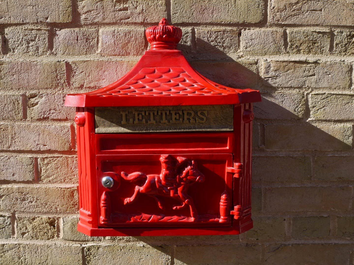 cassetta della posta rossa stile vintage