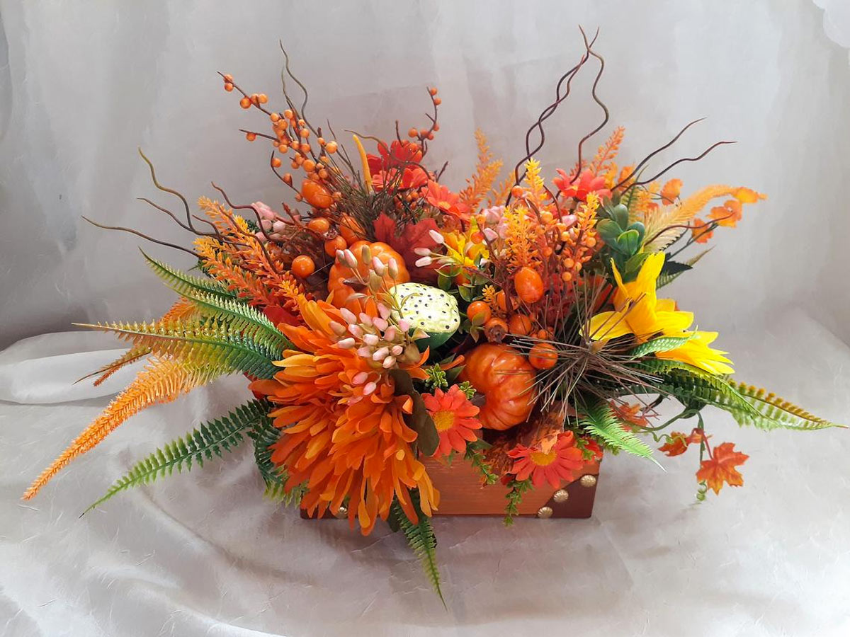 Un centrotavola floreale con i colori dell'autunno