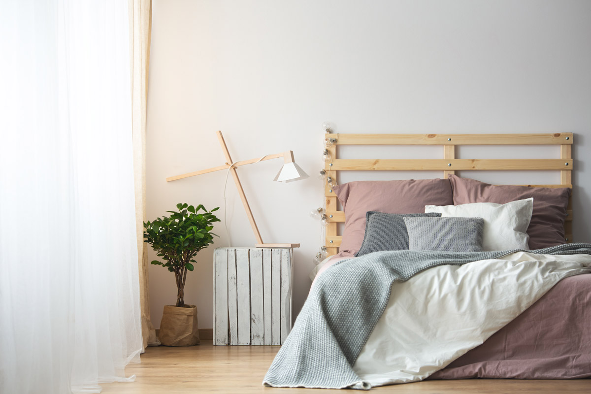 Cassetta della frutta in legno diventa un comodino design in camera da letto.