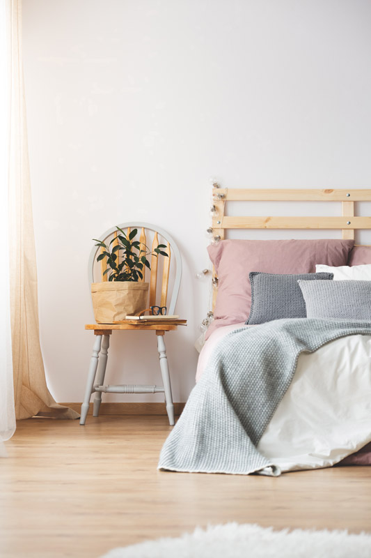 Comodino fai da te in camera da letto con una sedia stile provenzale.