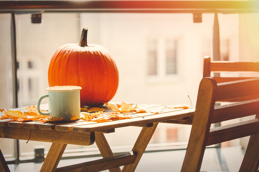 Addobbare il balcone per l'autunno.