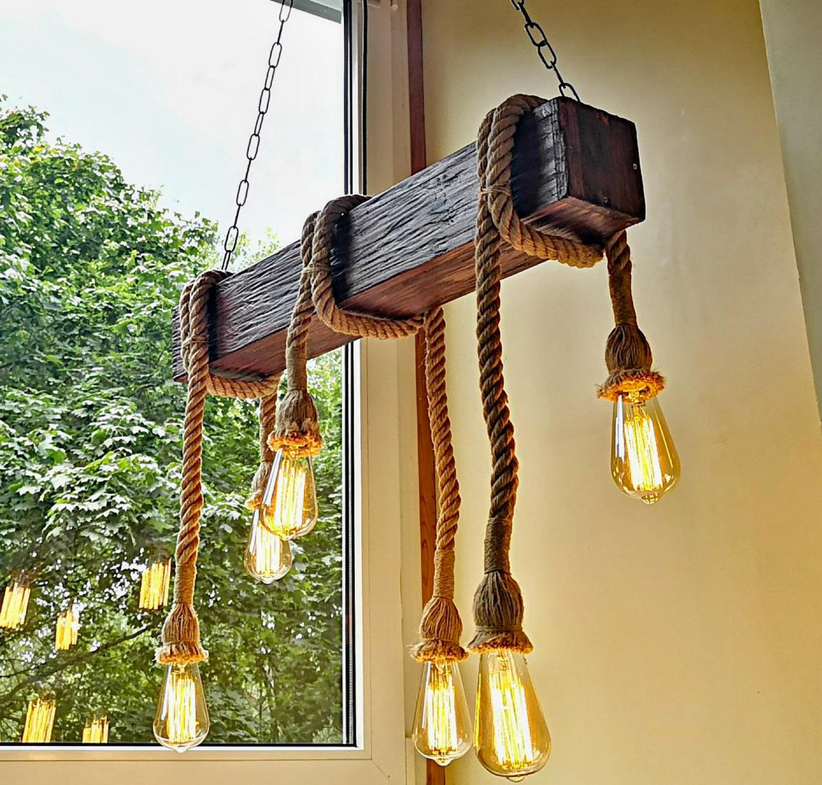 Lampadario vintage fai da te con tavola di legno quadrata e corda.