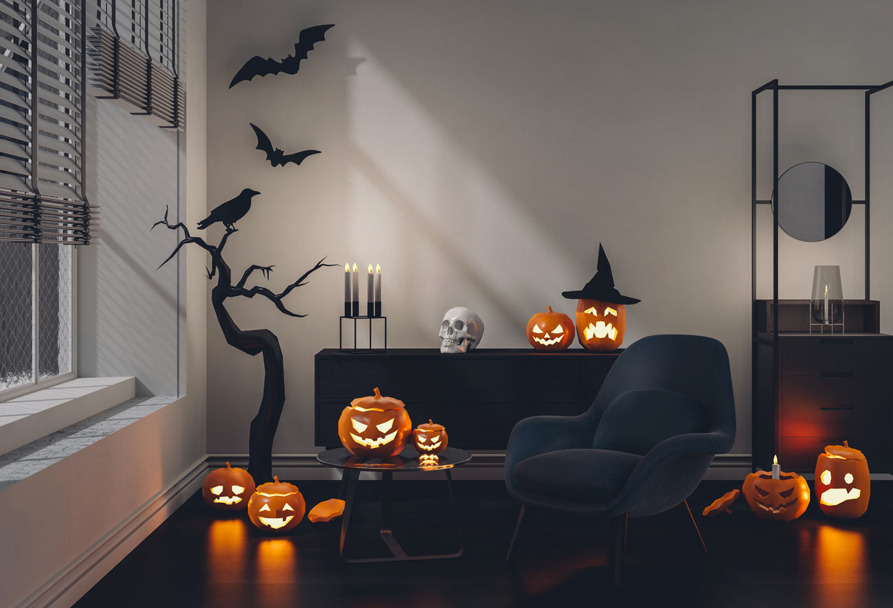 Bellissimo salotto decorato per Halloween con zucche illuminate e finti pipistrelli sulle pareti.