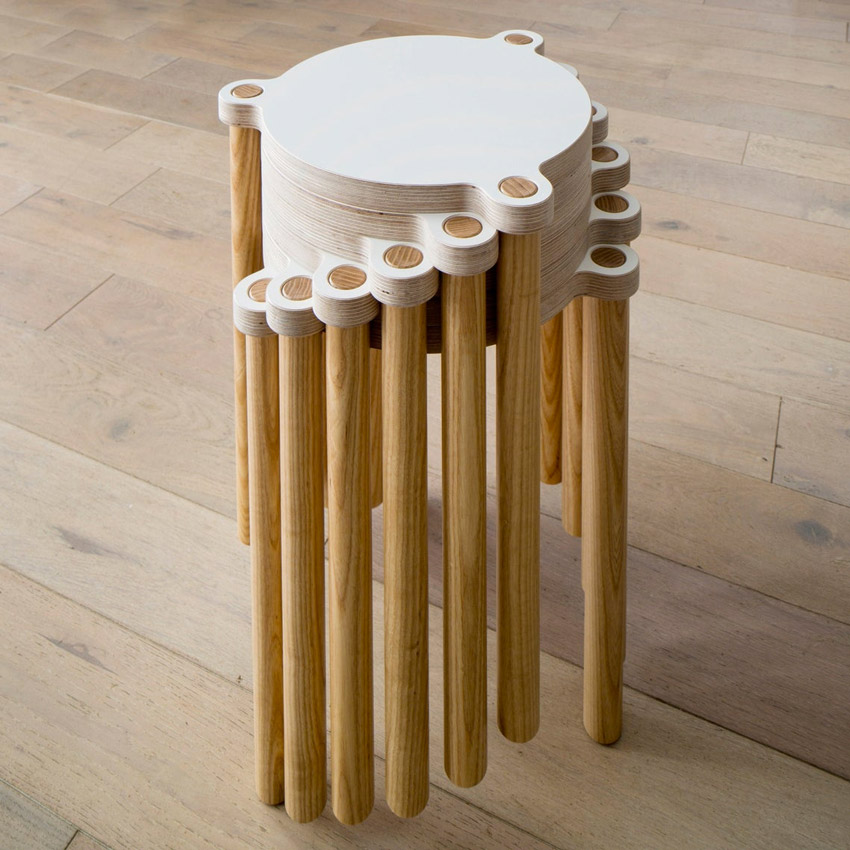 Sgabello design bianco e legno per la cucina.