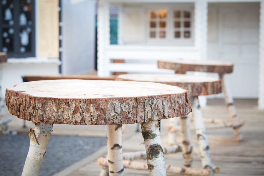 Tavolini fatti con tronco di legno.