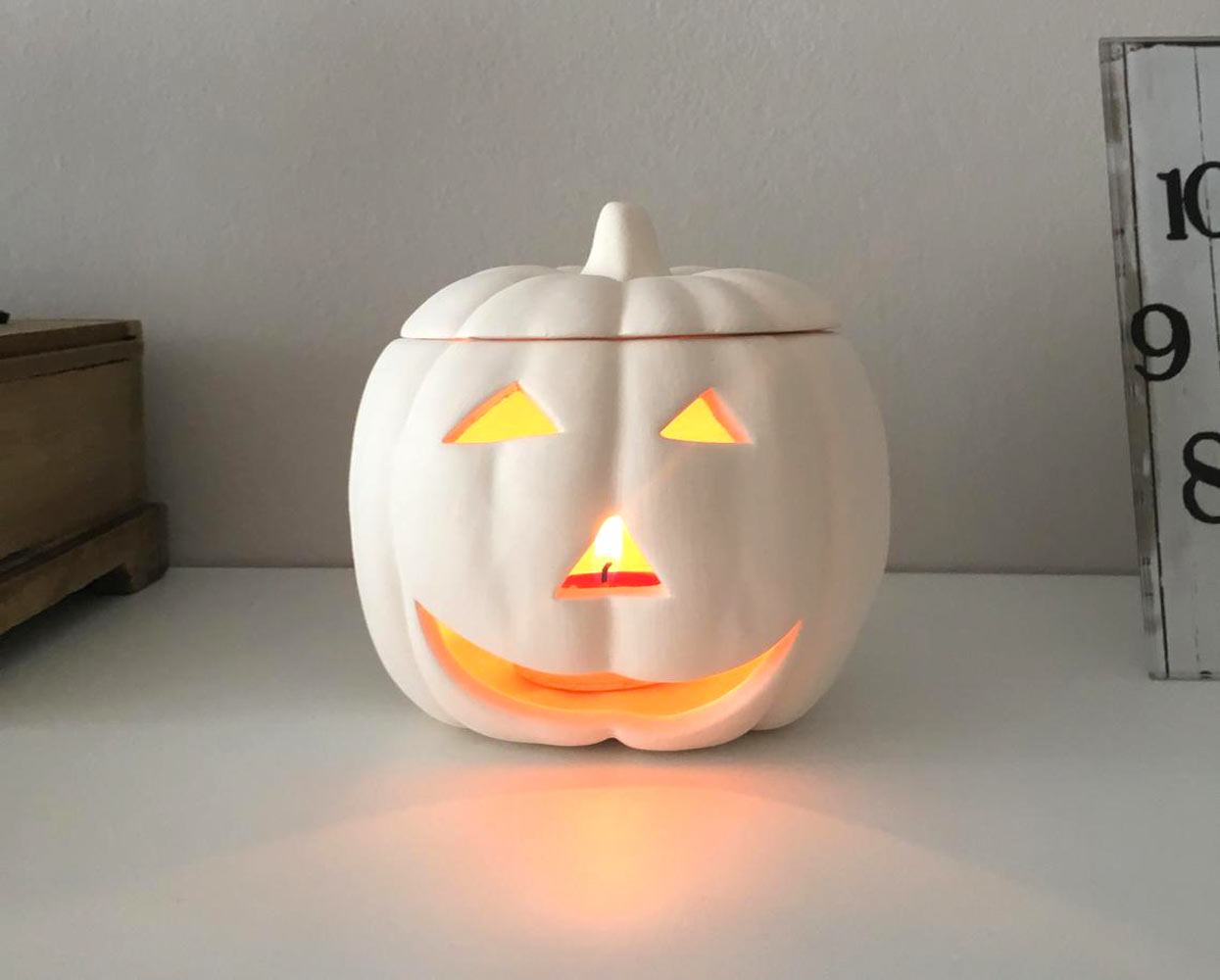 Zucca bianca lanterna fai da te per illuminare casa ad Halloween.