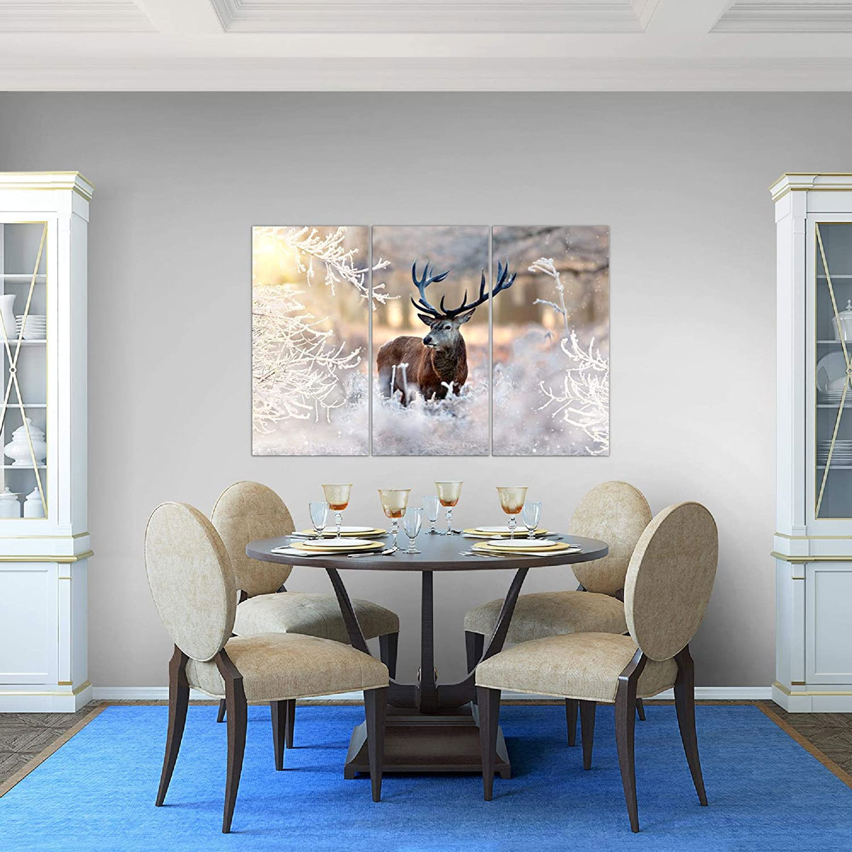 Quadro in sala da pranzo con cervo in un paesaggio invernale.