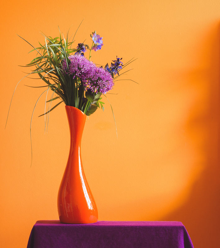 Bellissimo vaso con composizione di fiori con Allium.