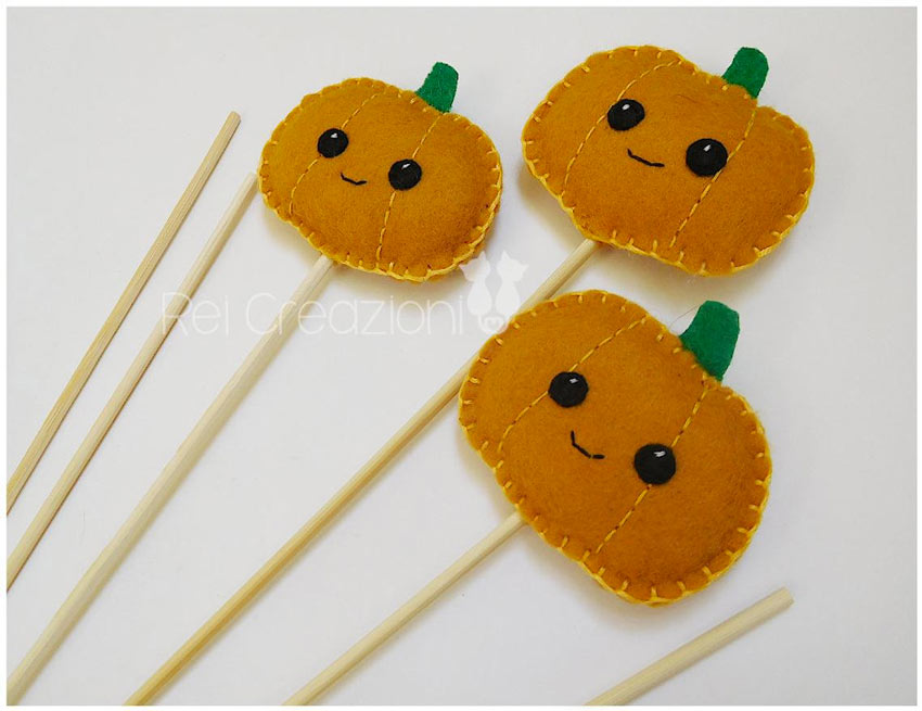 bastoncini segnaposto con testine a forma di zucche, un bel segnaposto per la tavola di Halloween