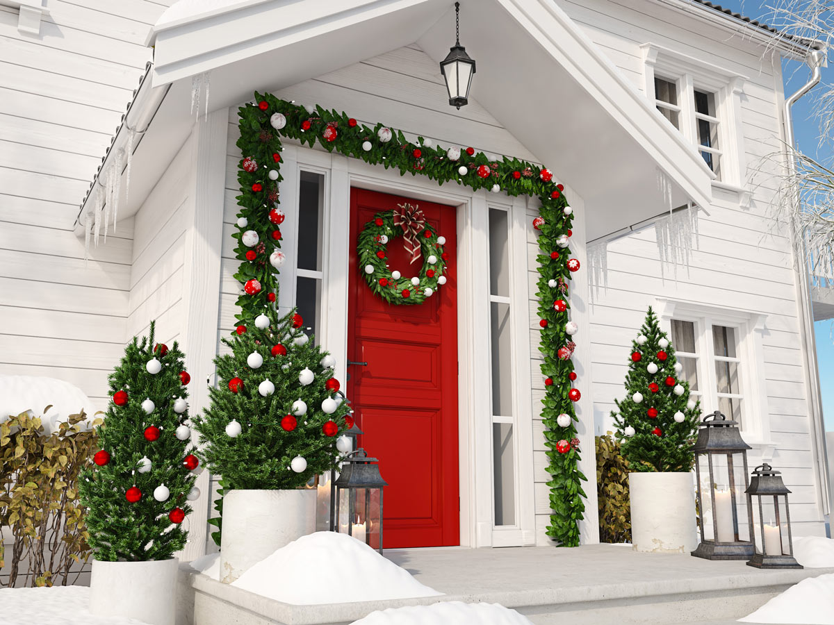 Idea di decorazione del portico di natale. ingresso di casa con porta rossa  decorata per le vacanze.