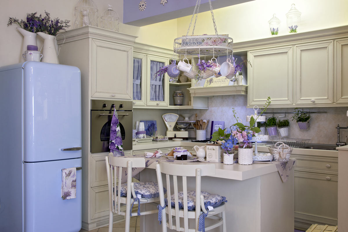 Una cucina arredate in stile provenzale con frigorifero blu pastello.