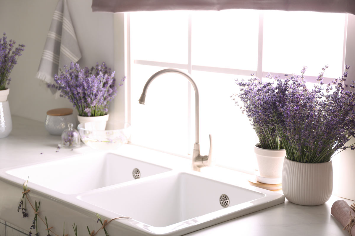 Pianta Di Lavanda Artificiale In Vaso Con Vassoio In Legno - Velener - Finto Arredo Per Casa, Lunghezza 35,5 Cm