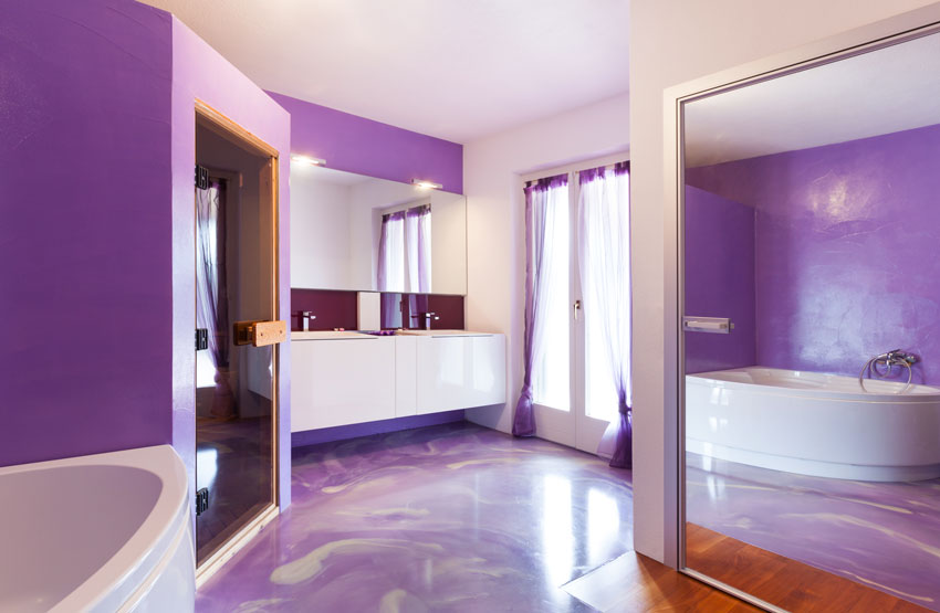 Bel bagno moderno con accessori bianchi e pareti color malva.