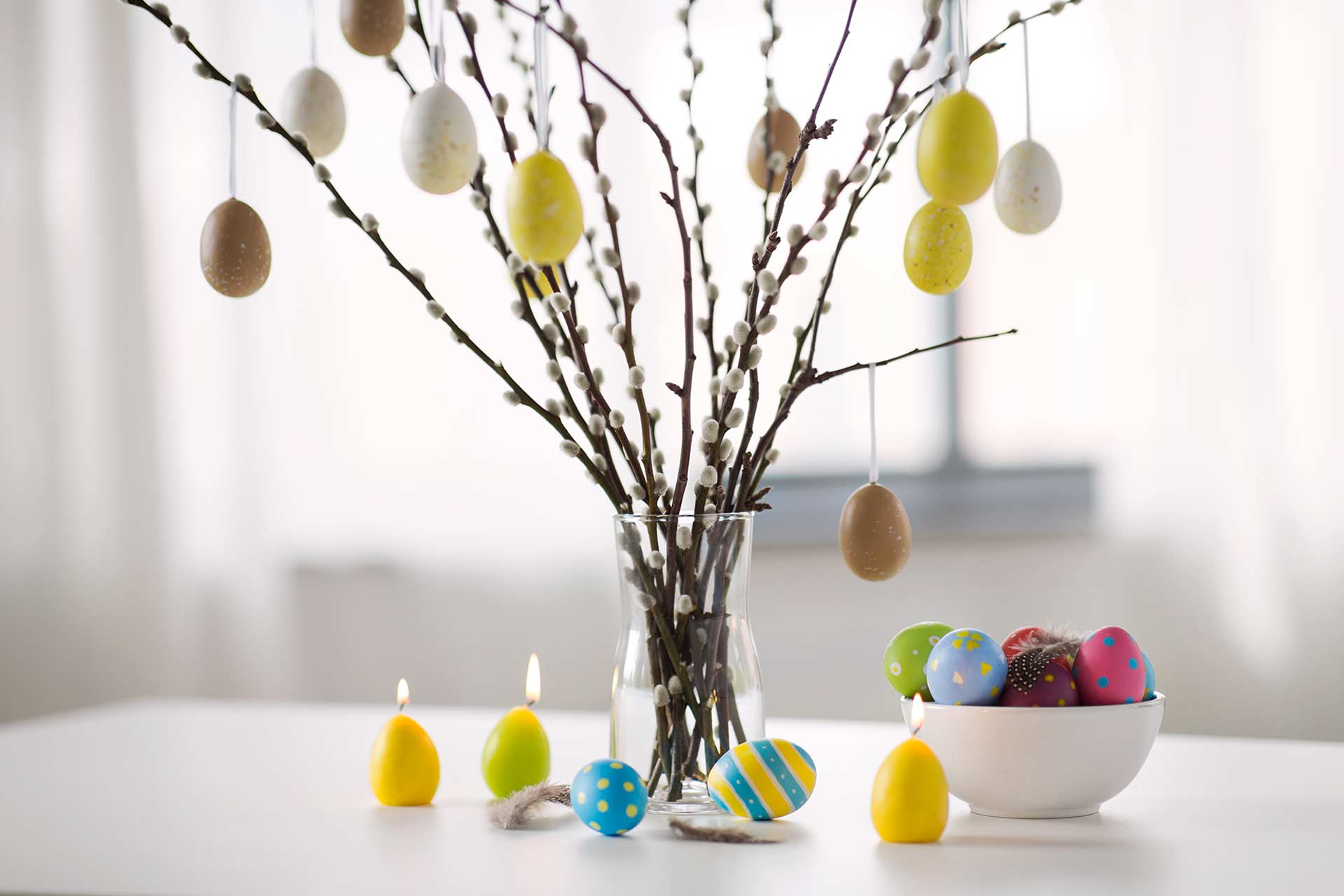 albero di pasqua con uova colorate