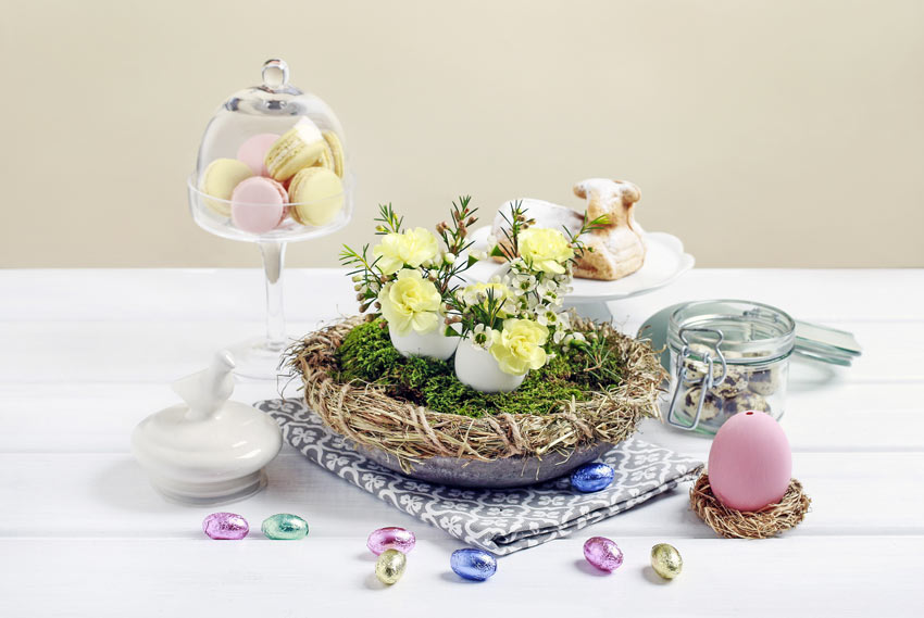 Uova e fiori per un centrotavola pasquale colorato.