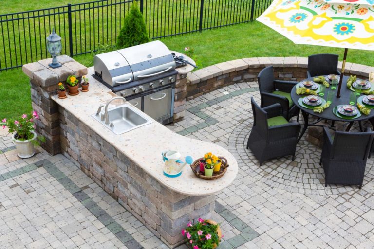 Come arredare una bella zona barbecue in giardino: ispiratevi