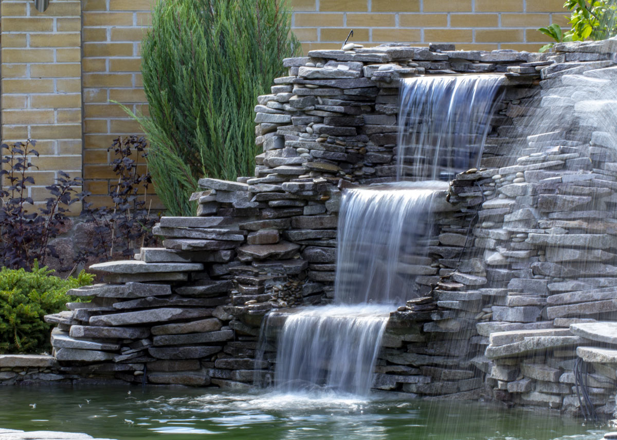 Fontana in pietra giardino.